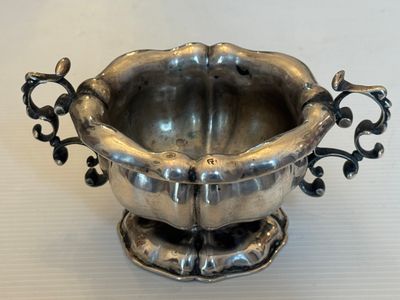 un bol en argent posé sur une table