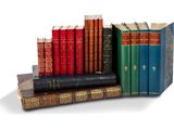 plusieurs livres sont empilés sur une surface blanche