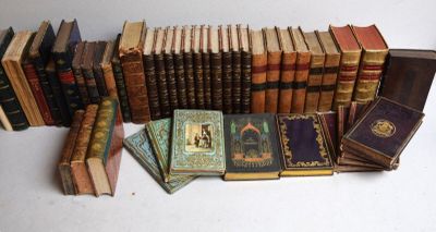 un grand nombre de livres posés sur une table