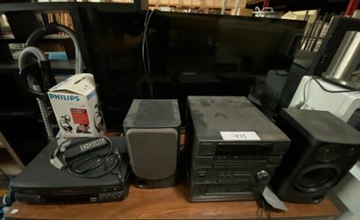 beaucoup d'appareils électroniques posés sur une table dans une pièce
