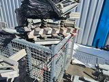un tas de bois posé sur une charrette devant un bâtiment