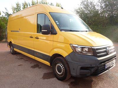 une camionnette jaune garée sur le parking