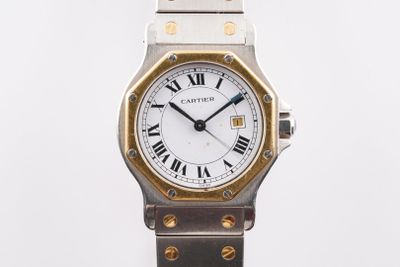 gros plan d'une montre-bracelet avec des chiffres romains