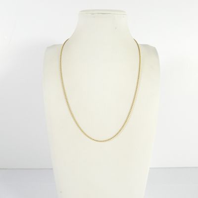 un torse de mannequin blanc orné d'une chaîne en or