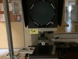 une machine posée sur une table dans une pièce