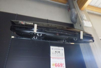 une valise noire posée sur un tapis roulant à bagages