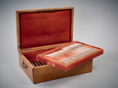 une boîte en bois contenant un ensemble d'argenterie