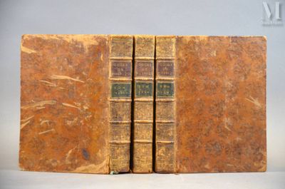 deux vieux livres posés l'un sur l'autre sur une table
