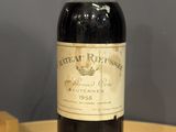 une bouteille de vin posée sur une table