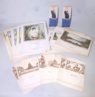 plusieurs vieilles cartes postales de différents types et formats posées sur une table