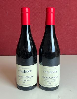deux bouteilles de vin rouge posées sur une table