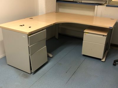 une photo d'un bureau d'angle dans un bureau