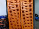deux caisses en plastique orange empilées l'une sur l'autre