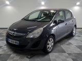 la photo d'une voiture noire garée dans un garage
