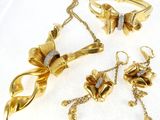 trois bijoux, dont un collier, un bracelet et une bague