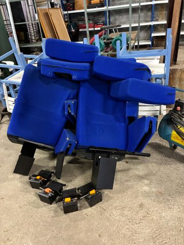 Suite de 4 fauteuils de cinéma rabattable garni de tissu bleu, le