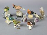 tout un tas de petites figurines d'oiseaux empilées les unes sur les autres