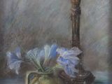 une peinture à l'huile représentant un crucifix, des fleurs et un vase