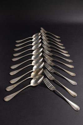 un grand nombre de cuillères posées sur une table
