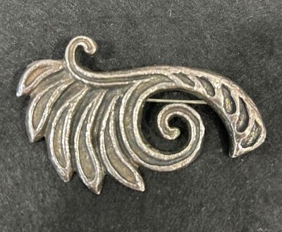 Lot de bijoux fantaisie, et broches années 60: