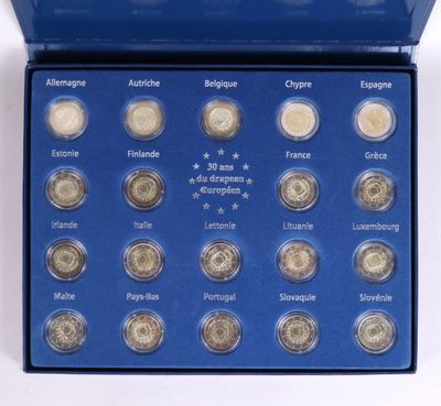une image représentant une boîte bleue remplie de différentes sortes de pièces de monnaie