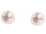 une paire de boucles d'oreilles en perles blanches sur fond blanc