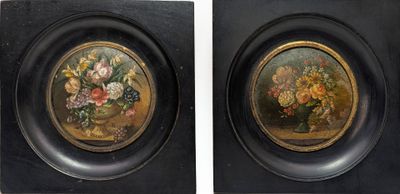 une paire de tableaux encadrés représentant des fleurs dans un vase et un vase de fleurs