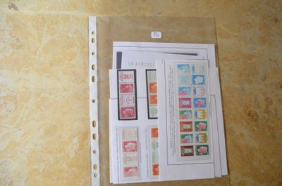 une photo d'un classeur sur lequel sont collés de nombreux timbres