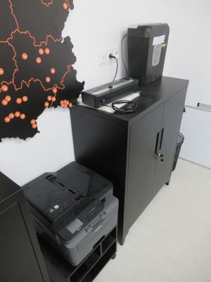une image représentant un ordinateur et une imprimante dans une pièce