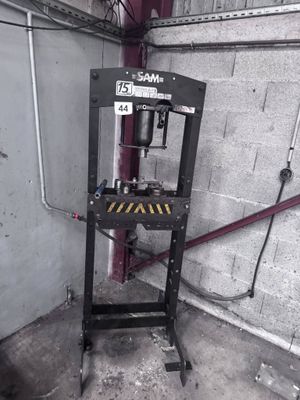 une machine qui se trouve dans un garage