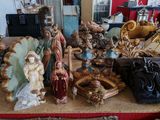 de nombreuses figurines posées sur une table dans une pièce