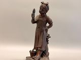 statue d'une femme tenant un panier de fleurs à la main