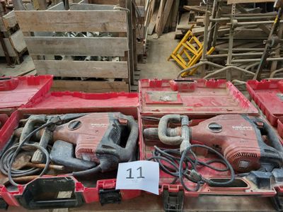 deux outils électriques dans une caisse rouge posée sur une palette