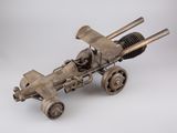 une maquette en métal représentant un tracteur à deux grandes roues