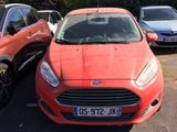des voitures garées les unes à côté des autres sur un parking par une journée ensoleillée