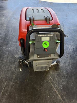 une petite machine rouge posée sur le sol