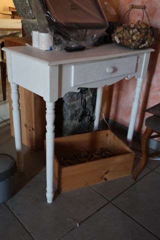 Petite table avec 1 tiroir rustique laqué blanc