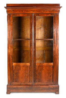une vieille bibliothèque en bois avec des portes vitrées et des étagères