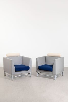 deux chaises avec des coussins bleus dans une pièce blanche aux murs blancs