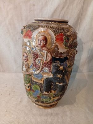 un vase avec l'image d'un homme et d'une femme dessus