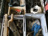 une boîte remplie d'outils posés sur le sol