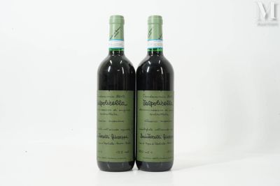 deux bouteilles de vin posées l'une à côté de l'autre sur une surface blanche