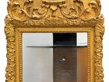 un miroir doré orné d'oiseaux sur fond blanc