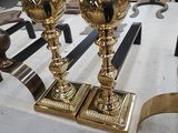 deux trophées dorés posés sur une table dans un atelier