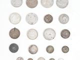 plusieurs pièces de monnaie sont disposées en cercle sur une surface blanche