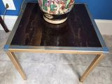 un vase posé sur une petite table