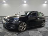 une voiture noire est garée dans une pièce au sol en damier