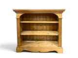 une image représentant une bibliothèque en bois sur fond blanc