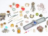 plusieurs types de bijoux différents sur une surface blanche