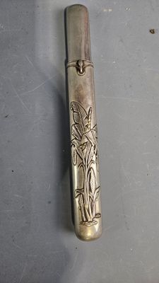 Etui en maillechort travaillé au repoussé et contenant une p…